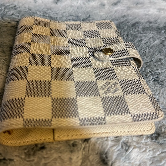 Men’s or Women’s Louis Vuitton Azur Rare Pocket/ Passport holder! Pre-loved! 🔥 - Picture 7 of 15